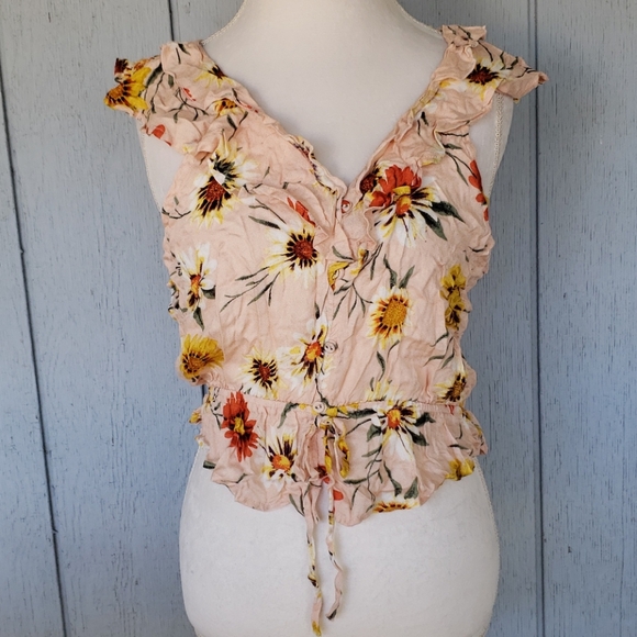 American Rag Tops - Peachy Flowers Crop Top. Floral. Sexy